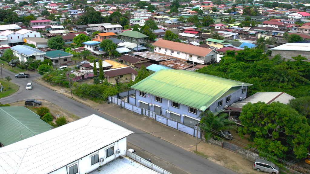 drone voor aanzicht woning fajalobistraat in Paramaribo